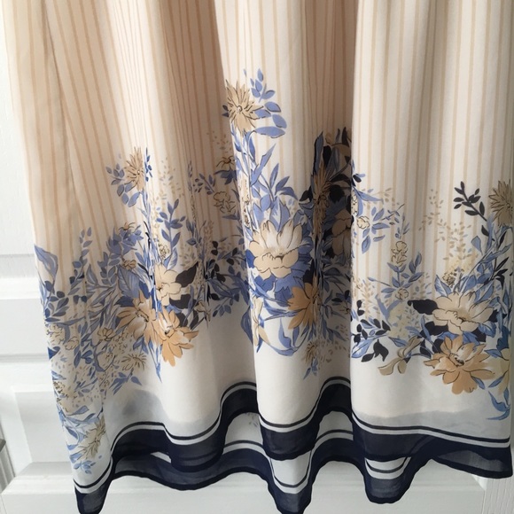 Smocked printed Dress - Picture 4 of 7